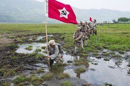 红军长征怎么过沼泽地的?一位女兵想出奇妙办法,轻而