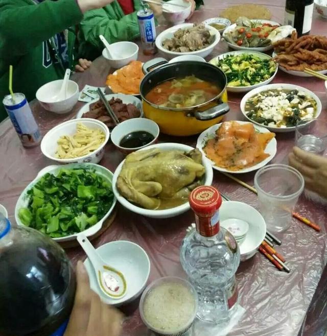 全国朋友晒中秋美食,穷人饭菜看着心酸,富人饭菜看着