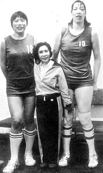 中国篮球女巨人身高2米08，一生未嫁，37岁去世仍身披国家队球服