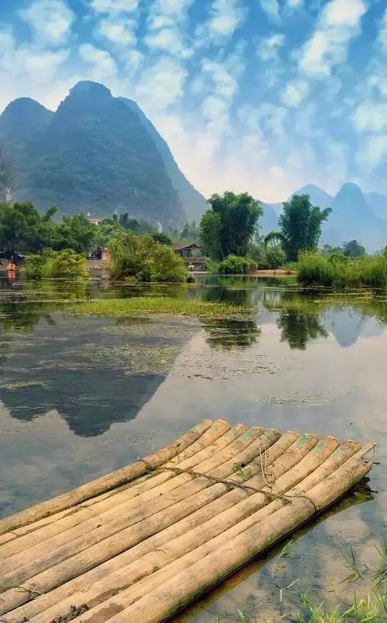 看江山如画,听诗意漫窗 看共舞韶华,待岁月幽长 寻一处江山美景,点