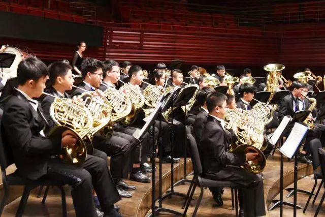 有一种感动,只在音乐厅发生一一深圳中学交响管乐团青春舞曲奏响深圳
