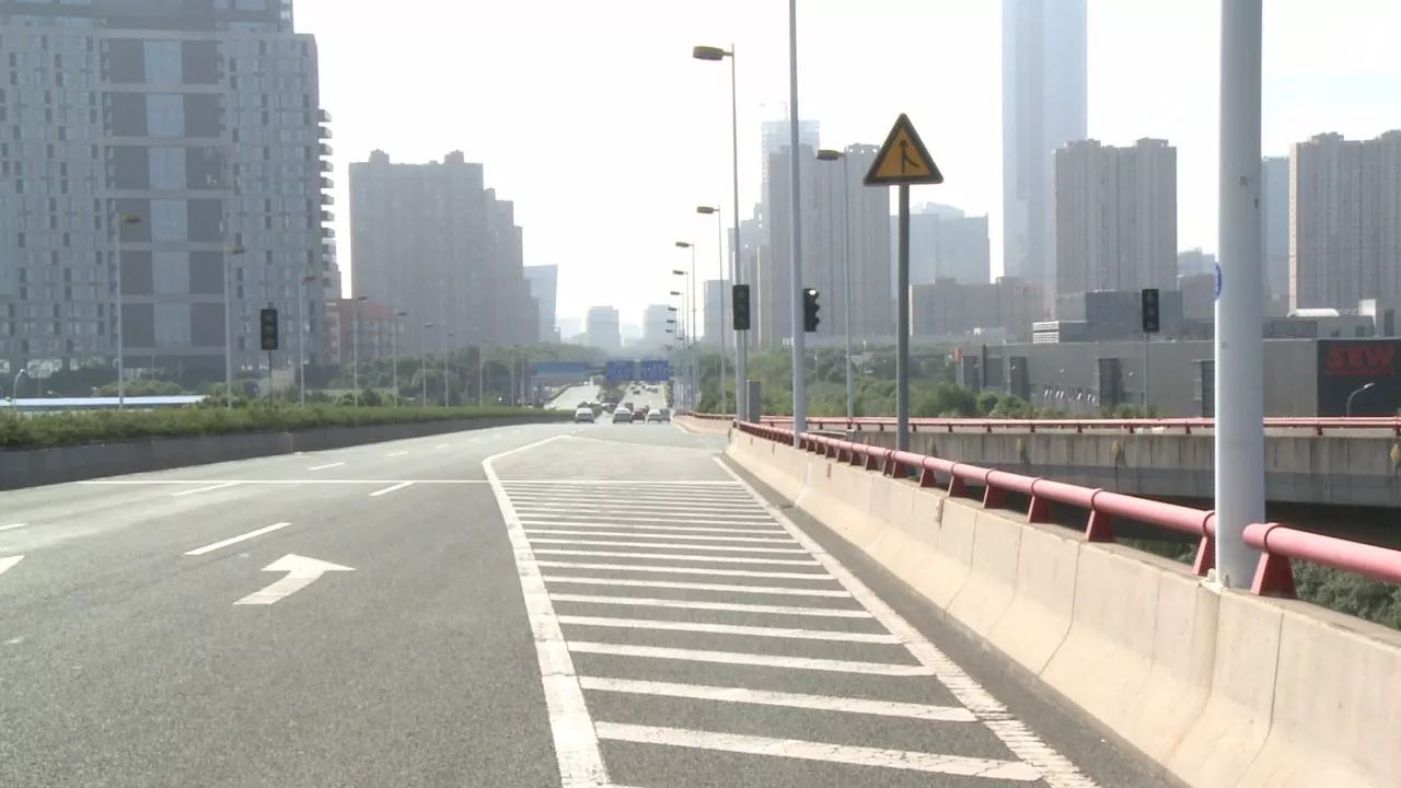 苏州首次!园区这条高架道路上装了红绿灯,本周末开始启用.