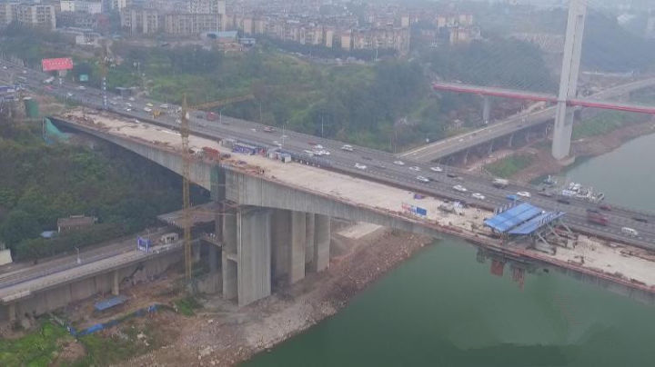 同时,北滨路石门大桥至嘉华大桥段的扩宽改造工程也正在抓紧施工.