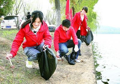 学生景区"上岗"捡垃圾是一堂深刻的文明课