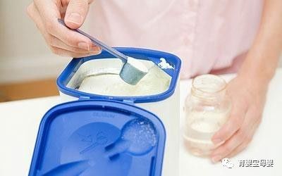 奶粉中的乳糖和蛋白质在干燥时遇热空气,局部高温导致部份颗粒会变成