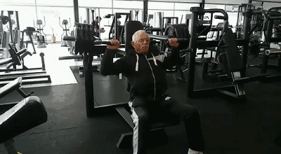 73岁老大爷和27岁“小情人”玩健身，这是男人都梦想的画面！