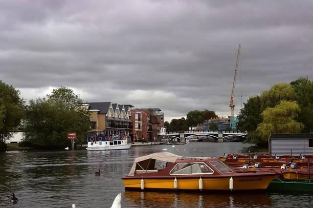 泰晤士河(river thames)是英国著名的"母亲"河.