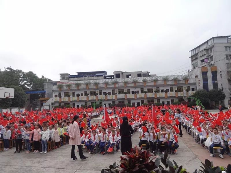 湖北省恩施州逸夫小学举行"我是光荣的少先队员"主题队日暨中国少年