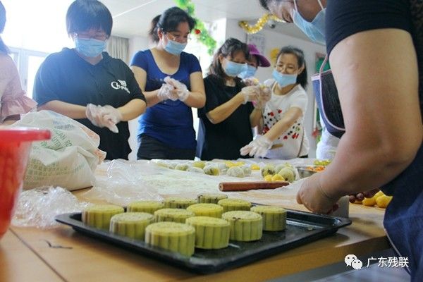 中秋佳节即将来临之际,9月28日,珠海市残联举办情暖中秋月饼diy"活动