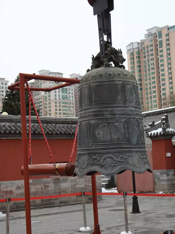 北京大钟寺古钟博物馆门前伫立着一座可以供民众敲响的古钟,旁边的立