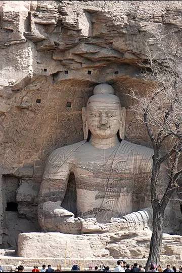 云冈露天大佛——石窟中最大的佛像是第五窟三世佛的中央坐像,俗称