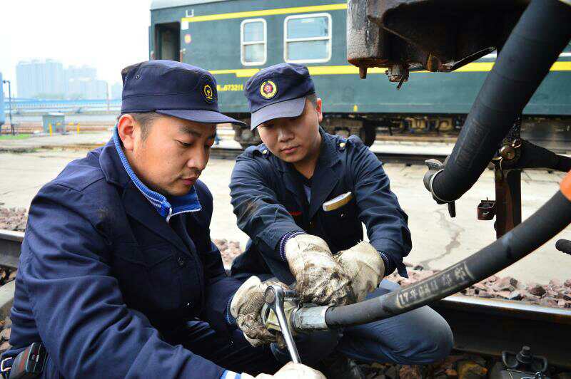 郑州车辆段:列车"医生"节后检修忙