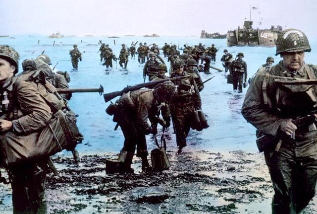 诺曼底登陆.英军在展示他们缴获的德军旗帜.背景已成废墟.