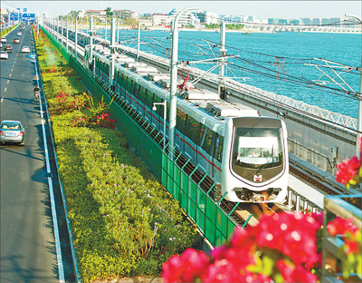 10月11日,"体验式运行"的厦门地铁1号线列车行驶在集杏海堤上.