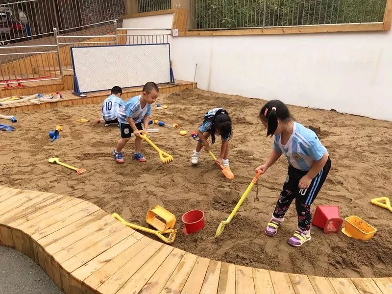 老师们好给大家介绍一下这是孩子们最爱户外沙水区