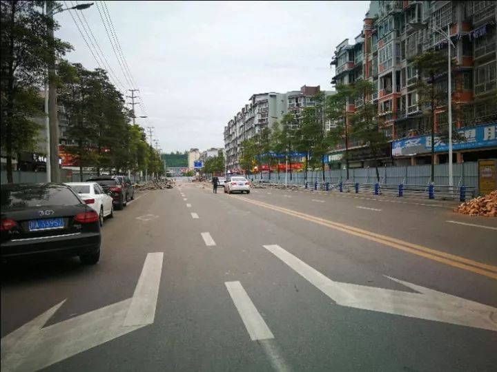 其中,将在道路全线新建三条车行下穿道(雄州大道与下花园路,印鳌路,泛