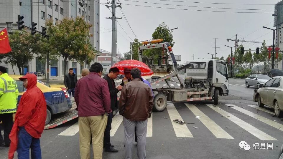 杞县金城大道与经三路交叉口发生车祸,车头损毁严重