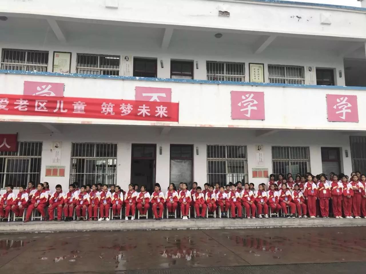 省广电总台综艺频道领导和爱心主持人来到响水县南河中心小学)