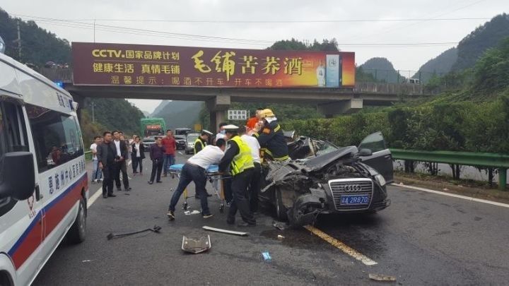 出差归队途中这个利川人在车祸现场做了这样一件事儿