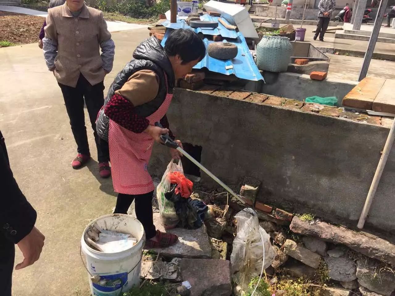 今年该乡在各村宣传栏张贴农村环境卫生检查结果,整改前后对比照,发动