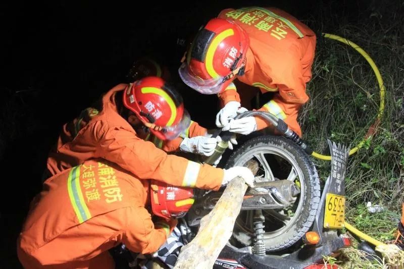 弥渡消防深夜急救车祸被困者