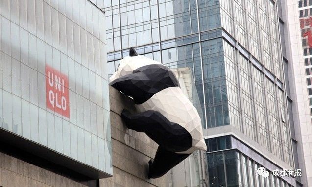 雕塑家lawrence argent离世,他给成都留下了这只网红"爬墙熊猫"