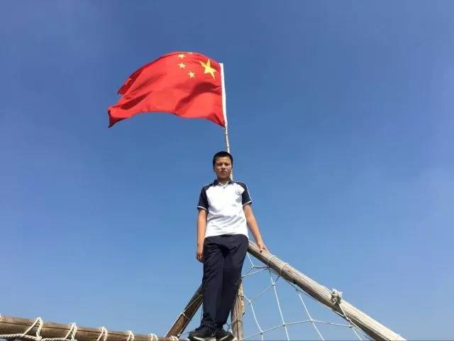 快看观海卫小鲜肉和国旗的合影速来围观有你吗