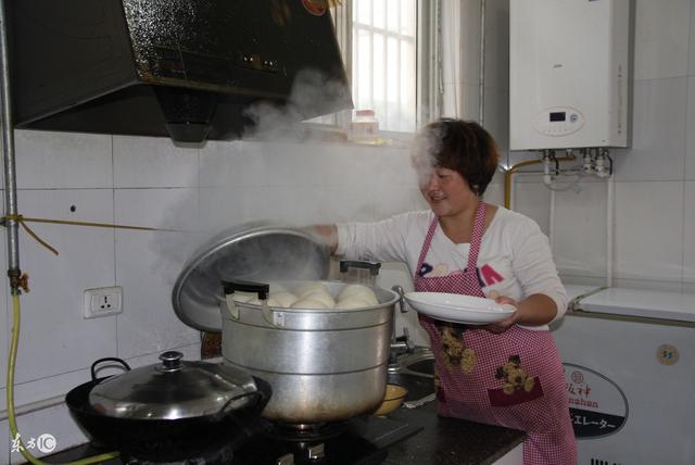 我坐月子第四天,婆婆做饭,炒菜的菜汤舍不得倒掉,放到下顿再用,生宝宝