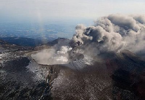 日本火山大爆发300米火山灰铺天盖地:驻日美军这下要