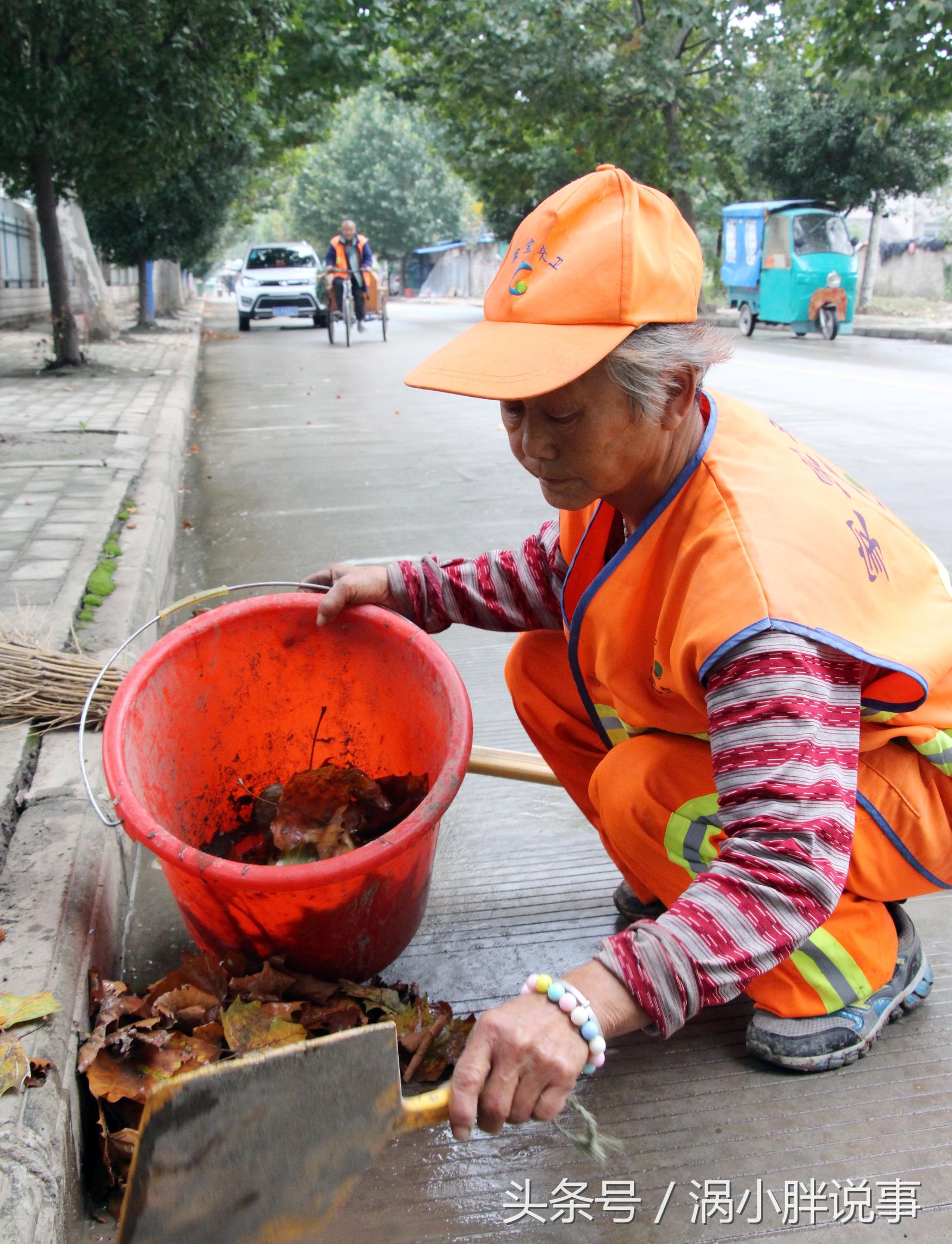 环卫工人捡到7万元,雨中等待失主两小时