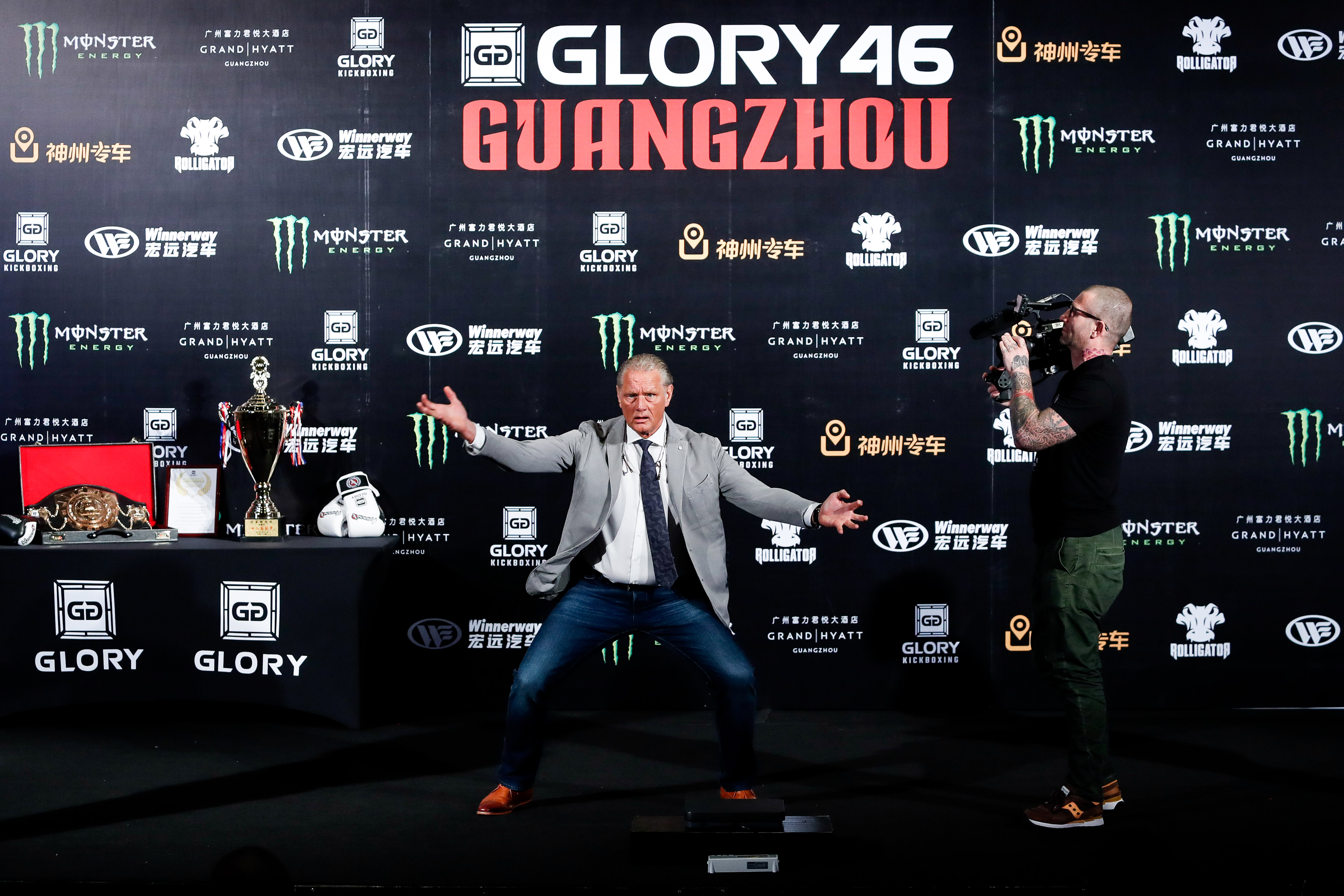 赛事glory 46荣耀格斗在广州富力君悦大酒店举行了赛前的公开称重仪式