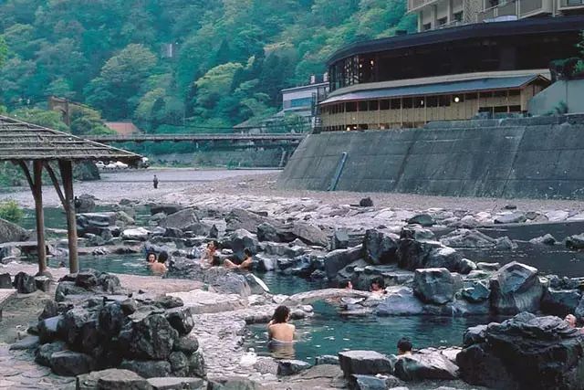 男女混浴温泉混浴是日本的传统文化,400多年前就已经出现,起初是因为