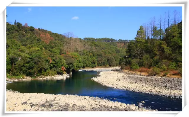 腾冲市清水乡良盈社区镇邑关村,古道庄户人 闲来弄花香