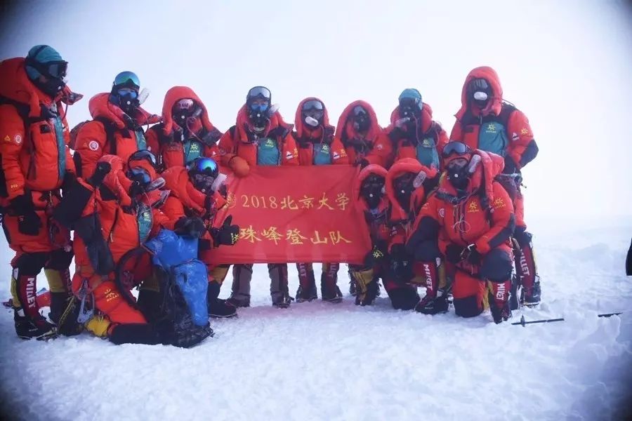 10月1日上午8点48分,北京大学珠峰登山队登顶世界第六高峰卓奥友峰,在