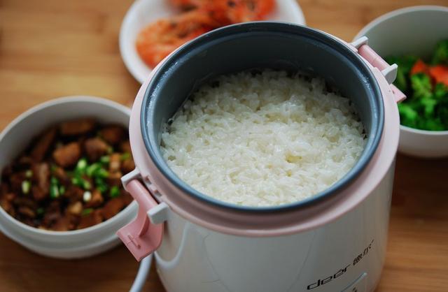 电饭煲粘锅底怎么办