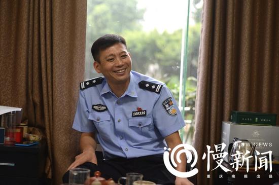 重庆最帅刑警队长 满脸都写着闲人止步