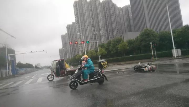 跟电动车撞上了出租车就因路滑没能及时刹住车这不尽量做到不急刹车跟