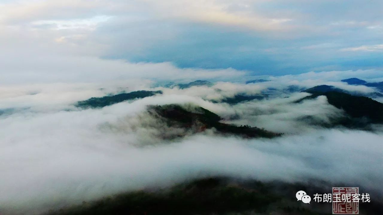 这回,玉呢告诉您,景迈山的云海一样出名. 先看看布朗玉呢客栈的云海.