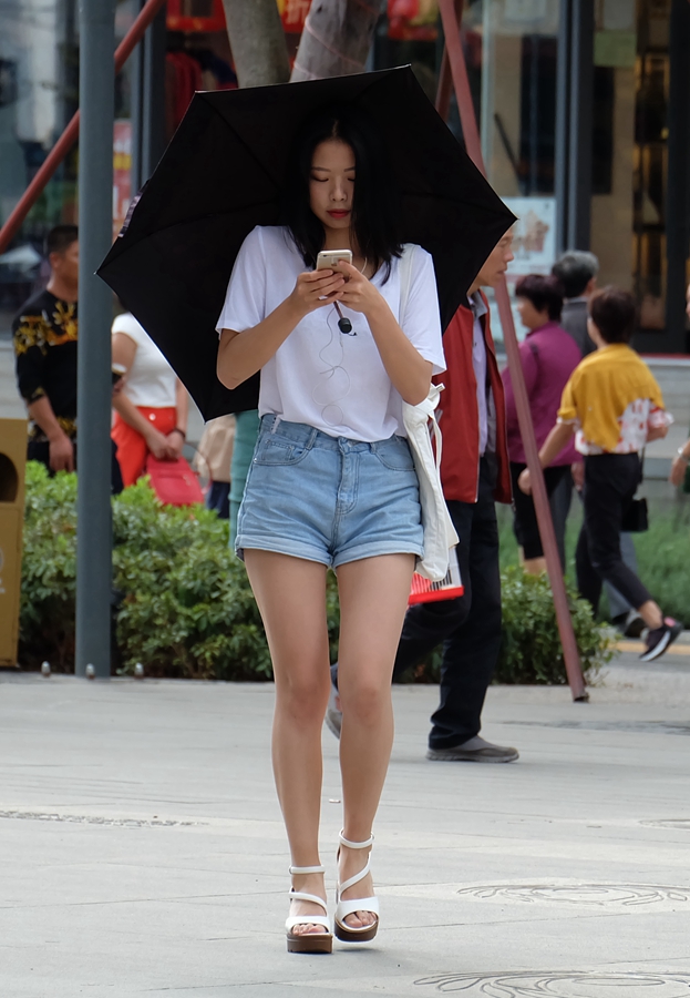 昆明南屏步行街上的热裤长腿美女,走路不要玩手机了