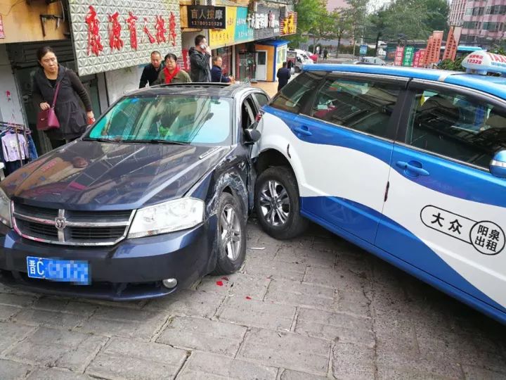 【车祸】阳泉街头发生两起车祸,蛋蛋车整个车都翻了