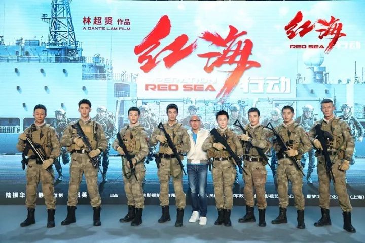 导演林超贤带着穿着全套作战服的"蛟龙突击队"全员集结,饰演队长杨锐