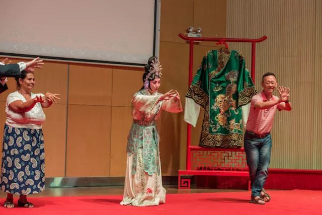 现场观众互动,学习京剧身段