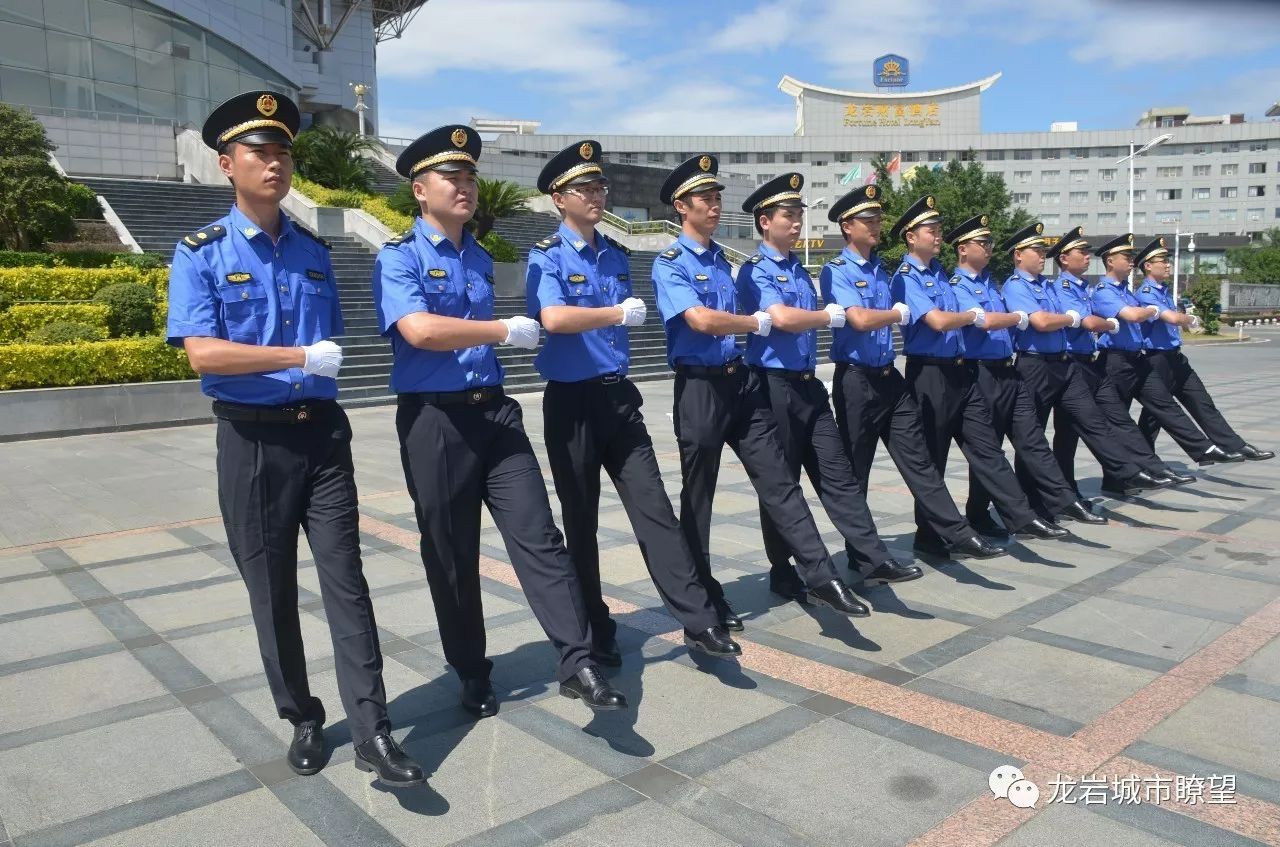 头顶国徽,佩戴徽章,换上新制服的城市管理执法人员们肩上扛起的不仅是