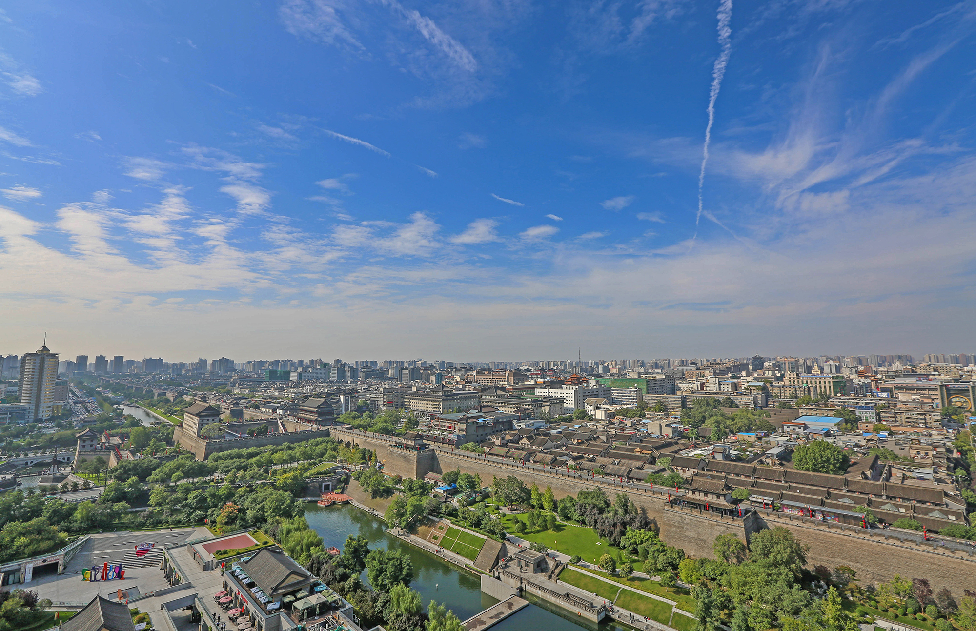 连续几天阴雨天气后,10月12日,西安市迎来好天气,俯瞰城市一角在蓝天