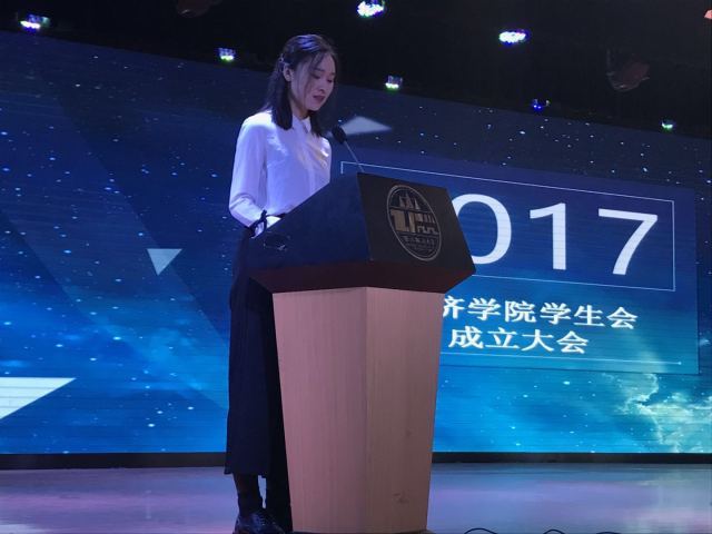 接下来,宋玉茹老师宣布了了2017级学生会主席及各部长名单.