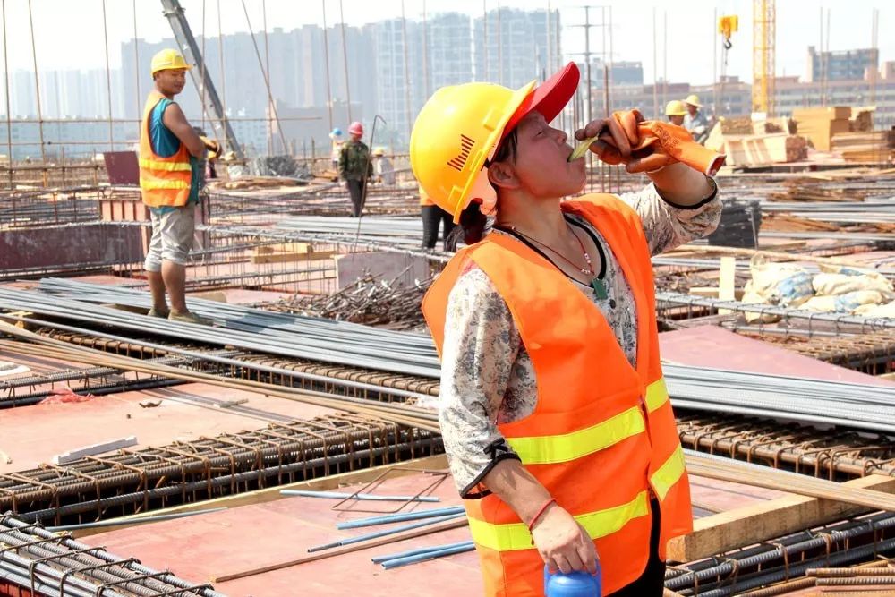 《陕西建设》| 高温下的"保障"不降温——建筑工人施工安全与保障调查