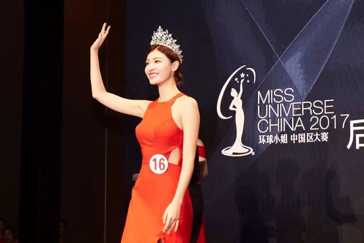 16号高雪松戴上象征环球小姐中国赛区最高荣誉的皇冠"赫拉东方"