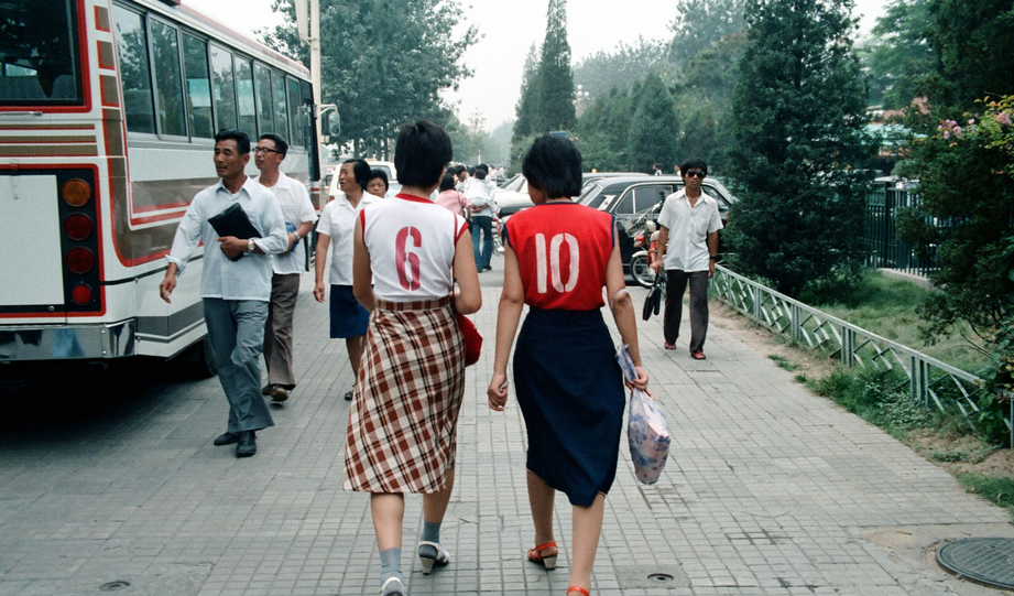 80年代夏天历史老照片:两个穿着运动上衣的女人,也不失为一道风景线.