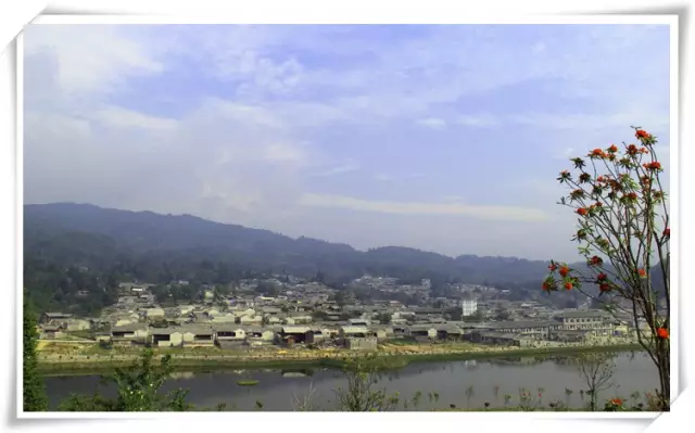 腾冲市清水乡良盈社区镇邑关村,古道庄户人 闲来弄花香