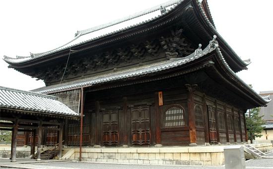 京都妙心寺法堂,典型禅宗样建筑,通体木色类似新唐式装饰风格